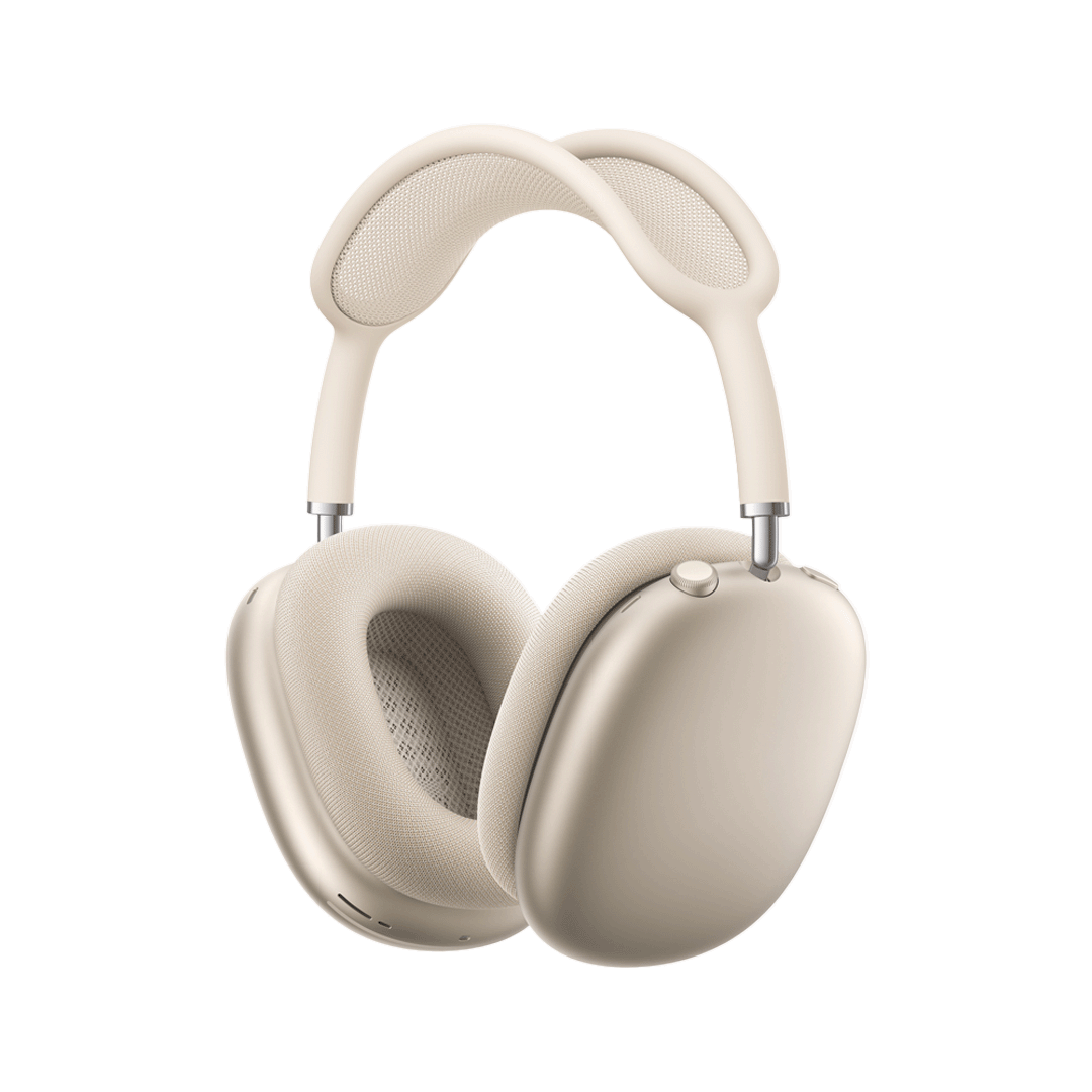 Unos audífonos AirPods Max de color blanco estelar, vistos de frente y ligeramente en ángulo. Cuentan con almohadillas afelpadas y una diadema de malla transpirable del mismo color. Los audífonos están en una posición que sugiere que están listos para ser usados, con la diadema ligeramente arqueada.