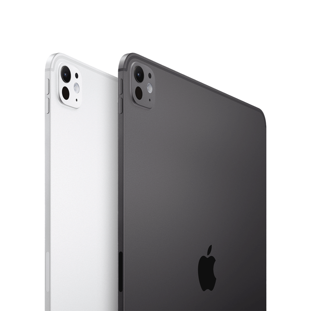 Primer plano detallado de la parte trasera superior de dos iPad Pro de 13 pulgadas apilados, mostrando sus cámaras y diferentes colores. El iPad de adelante es de color negro espacial y el de atrás es de color plata. Ambos muestran el módulo de cámara con dos lentes y el sensor LiDAR, enfatizando el diseño trasero de los dispositivos.